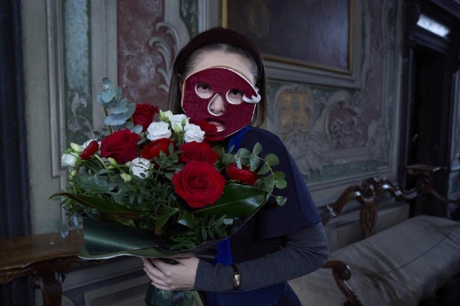 Issei Takahashi and the full cast of "Thus Spoke Kishibe Rohan: At a Confessional" hold red-themed bouquets as they wrap up filming, commemorating five years of live-action adaptations.